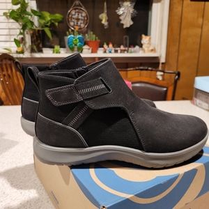 Cloudsteppers Clark Adella Cove Ankle Boots (NIB)